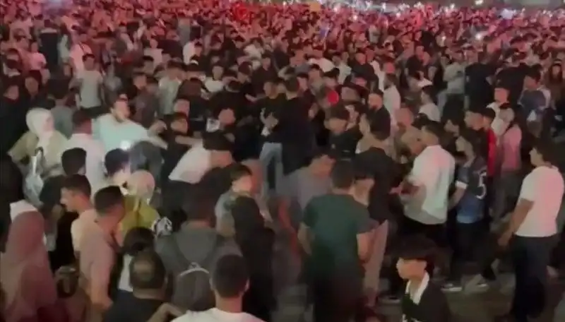 Konser Alanında Şoke Eden Bıçaklı Kavga: Üç Yaralı Hastaneye Kaldırıldı