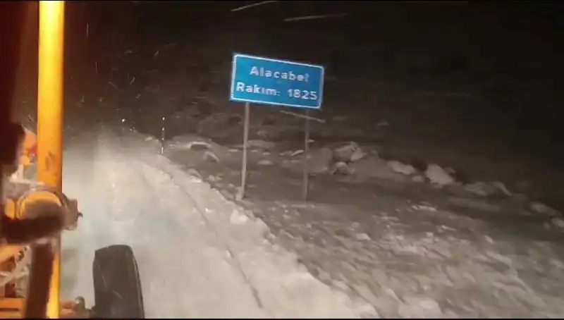 Antalya'da Beklenmedik Kar Yağışı, Tatilcileri Şaşkına Çeviriyor!