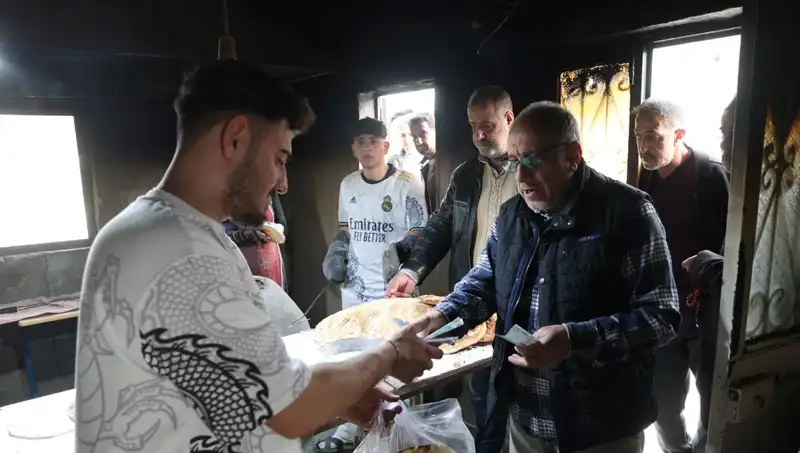 İki Çeşit Ekmek İçin 7 Kilometre Yol Yürüyorlar: Neden Bu Kadar Yoğun?