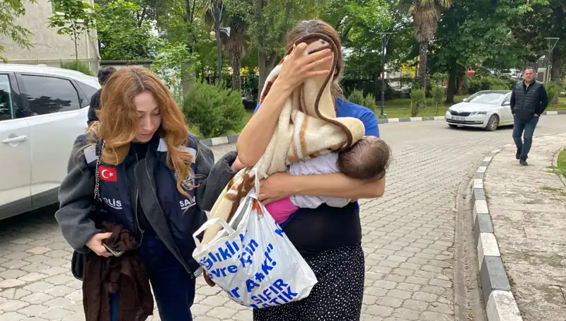 Evlerden Hırsızlık Yapan Kadın Şok Edici Yöntemlerle Yakalandı