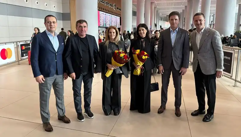 Hagi ve Popescu, İstanbul’da Futbol Tutkunlarıyla Buluşuyor!