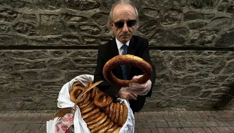 Takım Elbisesiyle Simit Satan Adam: "Kravatlı Simitçi" Şehrin Gözdesi Oldu