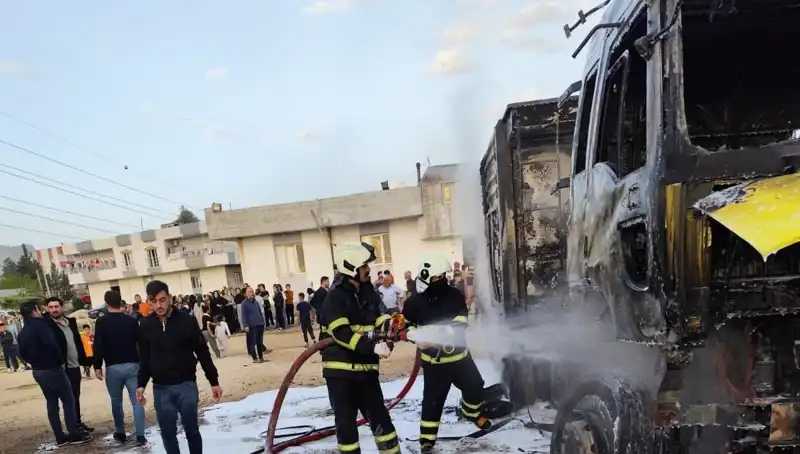 Park Halindeki İki TIR'da Büyük Yangın: Eyüpsultan'da Tüm Gözler Yangında
