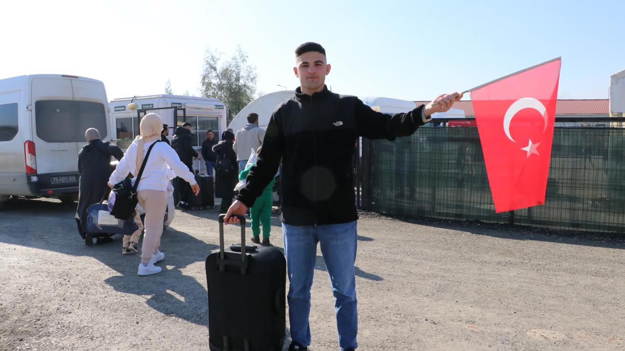 Suriye'ye Türk bayrağıyla dönen vatandaşın açıklaması