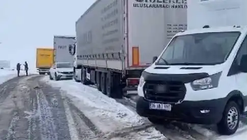 Kars-Ardahan Karayolunda Kar Yağışı: TIR'lar Yolda Kaldı, Sürücüler Tedirgin!