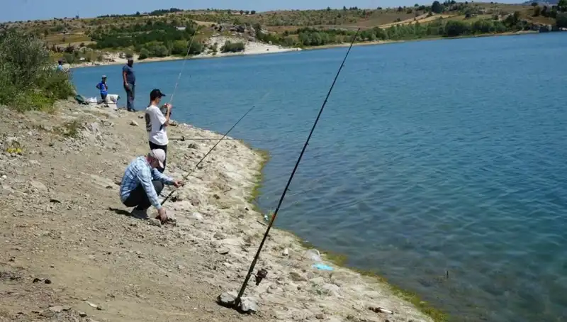 Kafeslerden Kaçan Balıklar, Baraja Akın Eden Kalabalığı Şaşırttı!