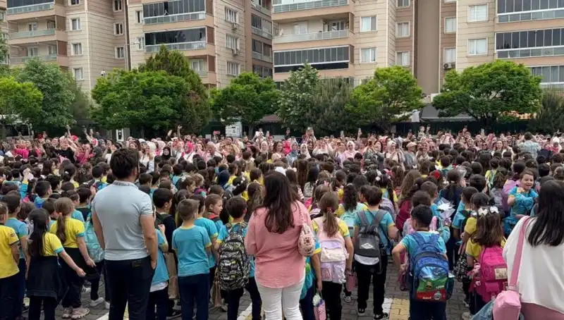 Öğrencilerin Annelerine Yaptığı Anlamlı Sürprizle Duygusal Anlar Yaşandı