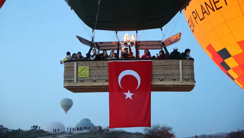 Kapadokya’da 23 Nisan Coşkusuyla Balonlar Türk Bayraklarıyla Havada!