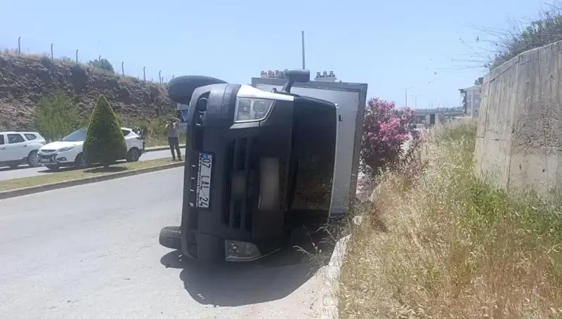 Hafif Ticari Araç Kamyonete Çarpınca Dehşet Verici Kaza: Araç Devrildi