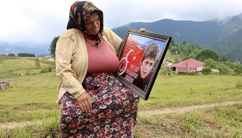 Eren Bülbül’ün Annesine DEM Parti’den Anlamlı Bayram Ziyareti