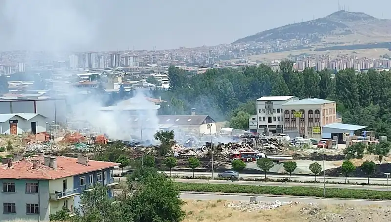Otluk Alanda Patlak Veren Yangın, Depo Alanını Tutuşturdu
