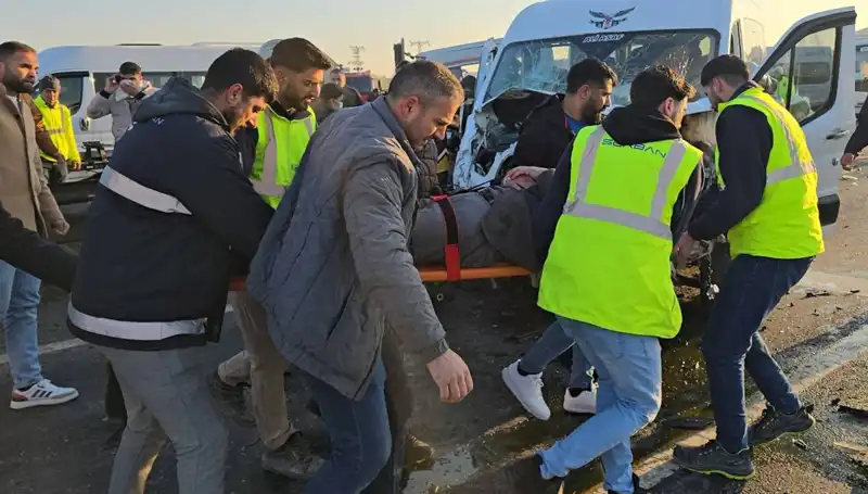 İki İşçi Servisinin Kafa Kafaya Çarpışması: Kazada Yaralananlar Var!