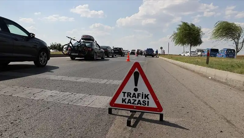 Adana'da Trafik Kazası: Kamyon ve Otomobil Çarpıştı, Can Kaybı ve Yaralı Var