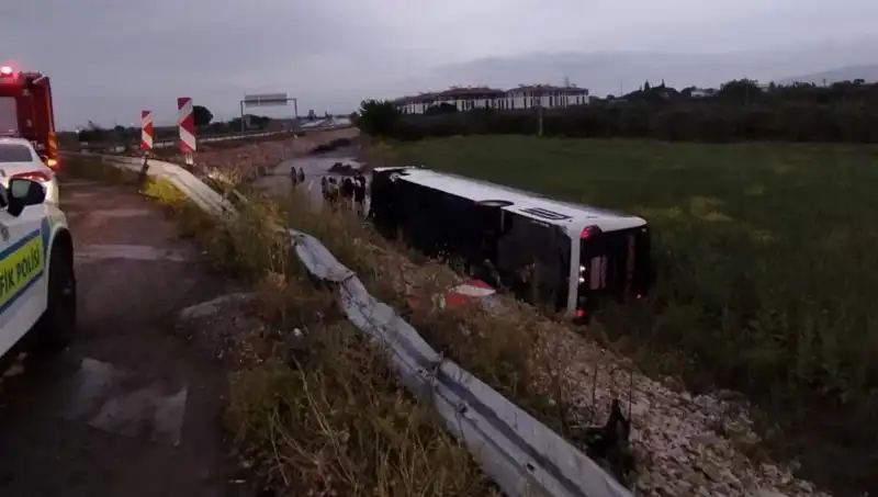 Manisa'da Otobüs Kazası: Yaralı Yolcular Acil Servise Sevk Edildi