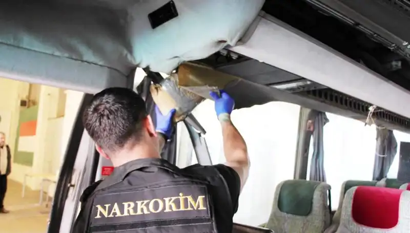 Sınırdan Geçen Otobüste Şok Uyuşturucu Yakalanması: 77 Kilo!