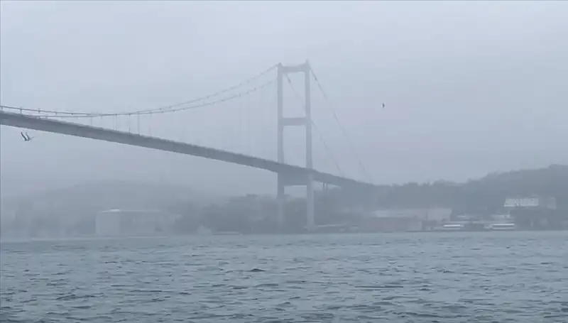 İstanbul Boğazı'nda Gemi Trafiği Sisin Yol Açtığı Zorluklarla Karşılaşıyor