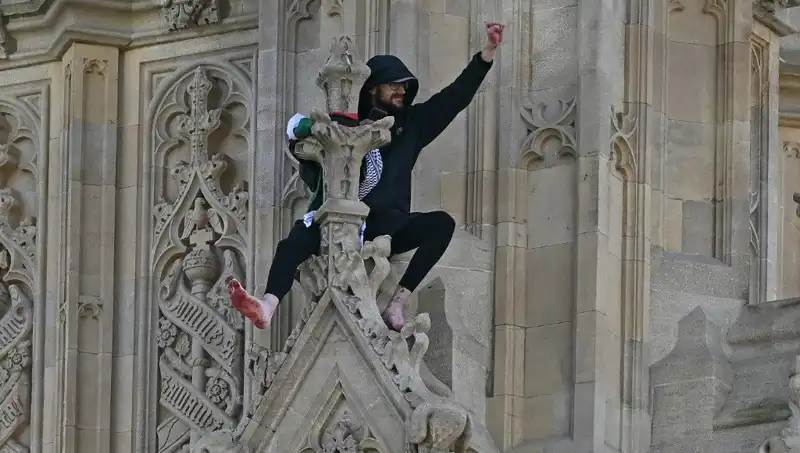 Londra'da Filistin Bayrağıyla Big Ben'e Tırmanışıyla Protesto Gündemi Sarstı