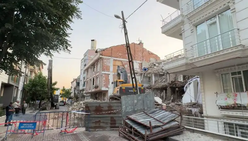 Yıkım Ortasında Elektrik Kablosu Kopunca Sokaklar Karanlığa Gömüldü!