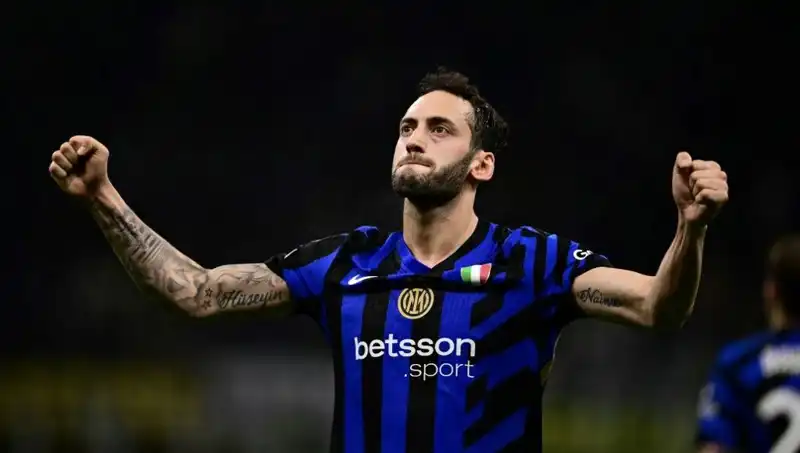 Hakan Çalhanoğlu'nun Tatili Inter ile Gözler Önünde: Menajerle Kritik Toplantı
