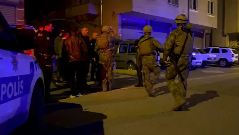 Tüfekle Balkondan Ateş Açan Adam, Polis Geldiğinde Kendini Eve Kilitledi!