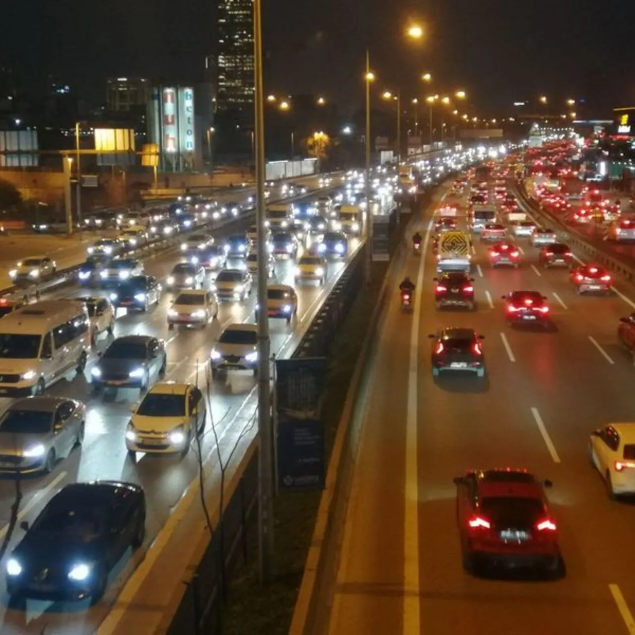 İstanbul’da Trafik Felaketi: Yoğunluk Yükseliyor, Sürücüler Zorluk Yaşıyor