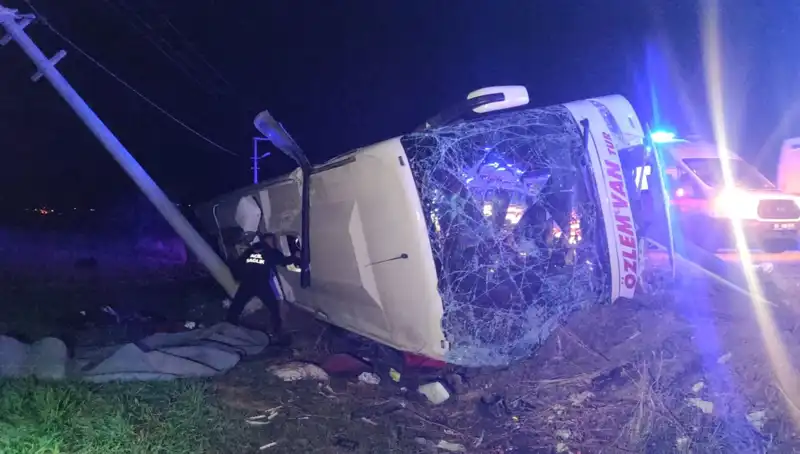 Van'da Devrilen Yolcu Otobüsü: 28 Kişi Yaralandı