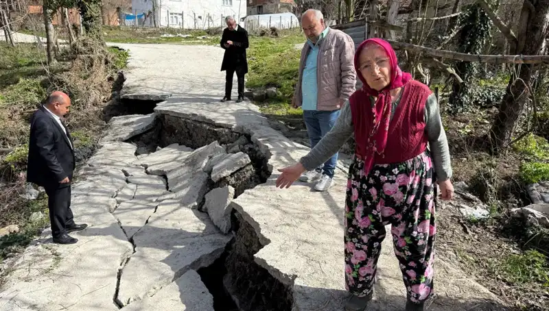 Diken Üstünde Olan Mahalle: Heyelan Yolu Kapattı, Herkes Tedirgin!