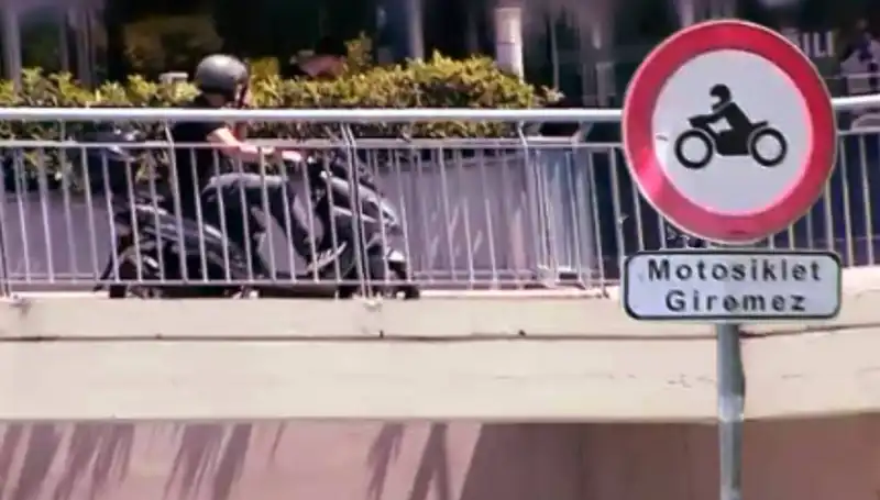 Üst Geçitler Motokuryelere Malzeme Oldu: Korna Sesleri Arasında Çözüm Arayışı