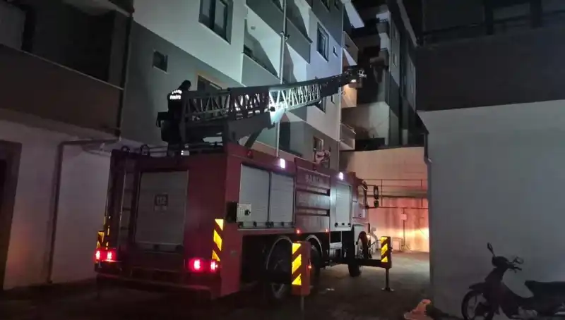 Uyuyakalan Küçük Çocuk, Mahallede Efsanevi Gecenin Kahramanı Oldu!