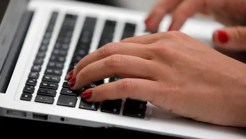 Laptop Mikrofonları: Kapalıyken Bile Dinlenme Riskleri Ortaya Çıkıyor