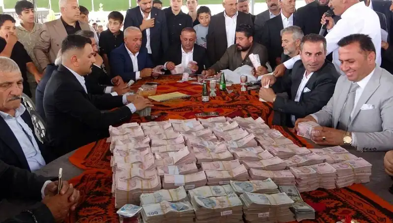 Aşiret Düğününde Görkemli Takı Töreni: Gelin ve Damat İçin Dikkat Çeken Hediyeler