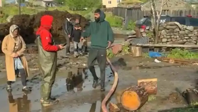 Ardahan'da Aniden Bastıran Sağanak, Hayatı Olumsuz Etkiledi