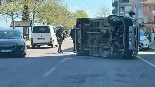 Otomobile Çarpan Araç Yan Yattı: Kaza Anının Görüntüleri Şok Etti
