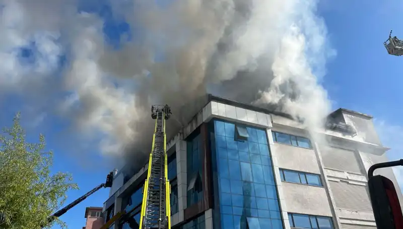 Esenyurt'taki Tekstil Atölyesinde Alevlerin Dansı: Yangın Panik Yarattı