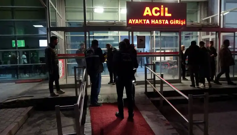 Hastane Acil Servisinde Silahlı Kavga: Tansiyon Yükseldi, 3 Yaralı