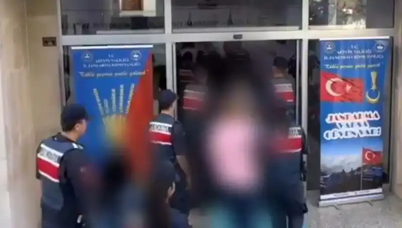 Türkiye'nin 30 İlinde FETÖ Operasyonu: 65 Terörist Tutuklandı!