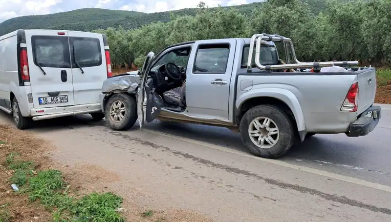 Bursa’da Minibüs ile Kamyonet Çarpıştı: İki Kişi Yaralandı!
