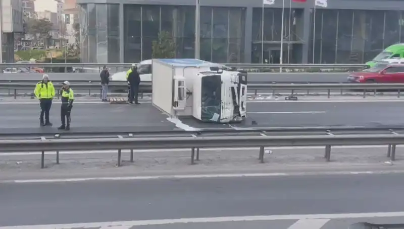 Basın Ekspress’te Kamyonet Devrildi: Traffic Kaosu ve Yaralılar