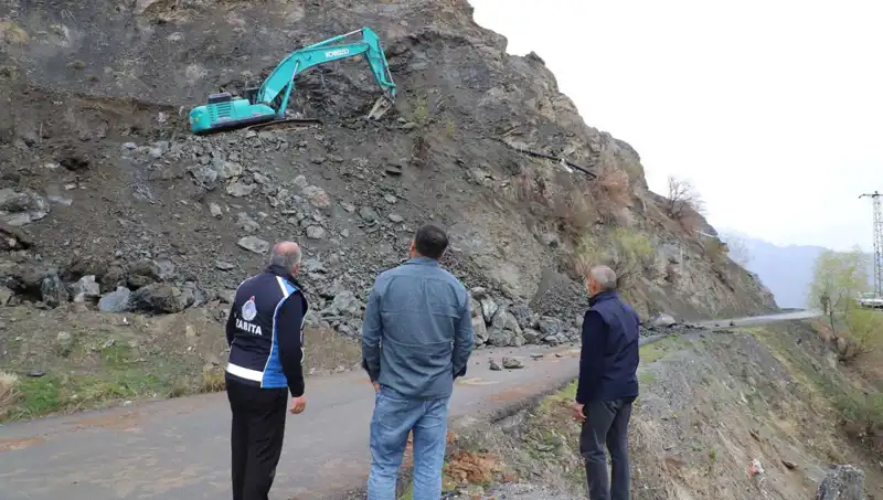 Hakkari’de Kaya Düşmelerine Karşı Önlemler Alınıyor: Güvenli Gelecek İçin Çalışmalar Başladı