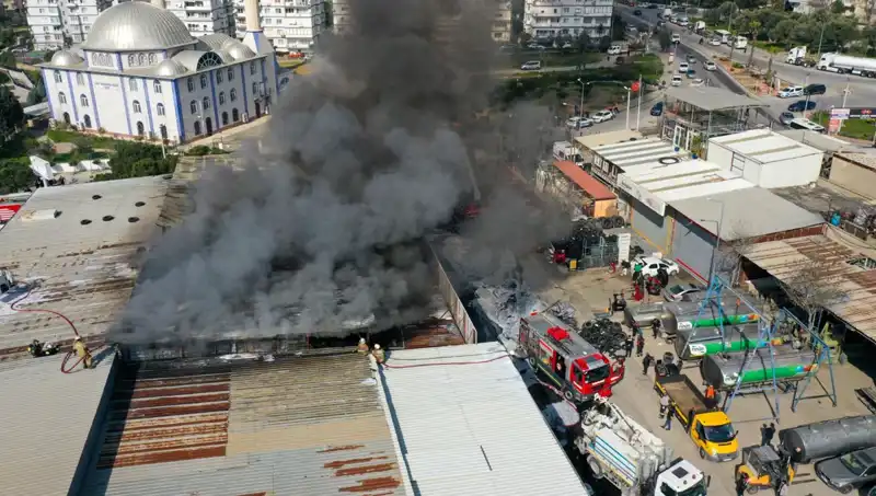 İzmir'deki Oto Lastikçide Korkutan Yangın: Sebebi ve Sonuçları!
