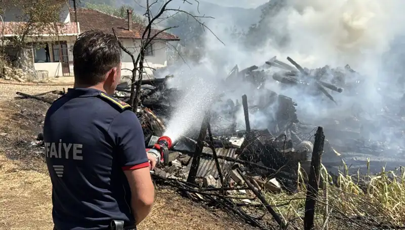 Evde Çıkan Yangın, Ormana Sıçradı: Ekiplerin Mücadelesi Devam Ediyor
