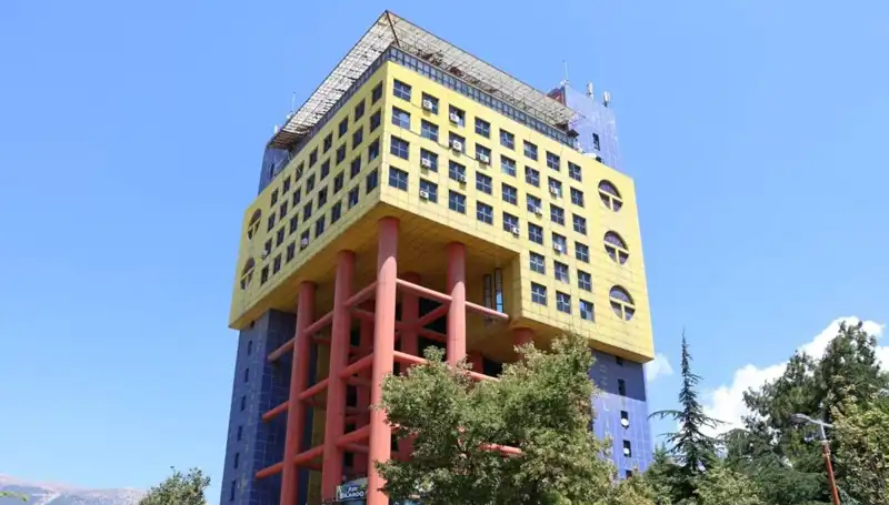 Dünyanın En Saçma Binasının Yerine Geliyor: Yeni Proje Yükselmeye Başladı!