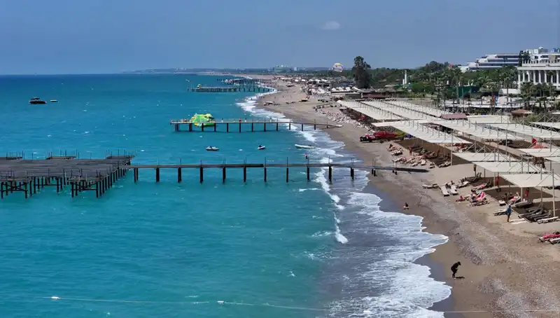 Antalya Sahillerinde Yoğun Güneşli Hava Tatilcileri Büyülüyor