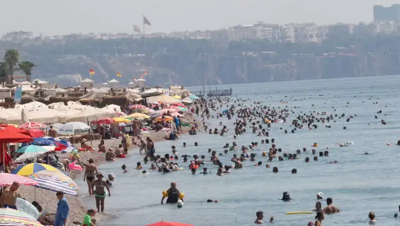Antalya'da Sıcak Denizler, Tatilcileri Bekliyor: Yaz Bitmeden Keşfedin!