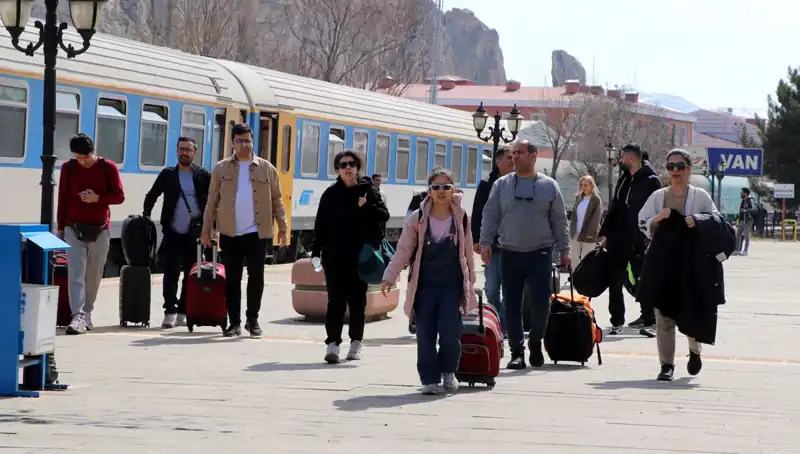 İranlı Turistlerin Nevruz Heyecanı: Van’a Akın Ediyorlar