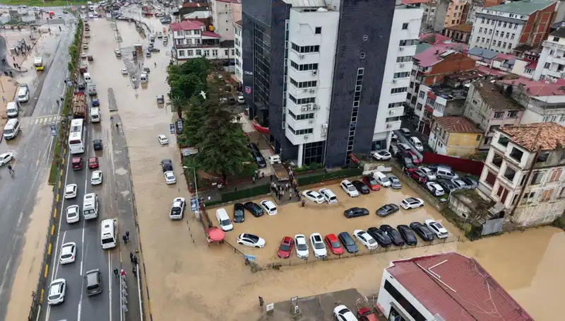 Trabzon'da Sel Felaketi: Kayıp Kişi Aranıyor, Çamur İçinde Hayat Mücadelesi