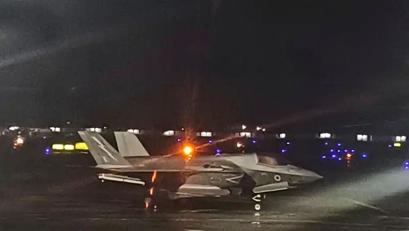 Hindistan'da Mahsur Kalan İngiliz Savaş Uçağı Sonunda Havalandı!