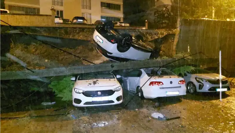 Duvar Çökmesi ile Park Halindeki 4 Araç Kullanılamaz Hale Geldi!
