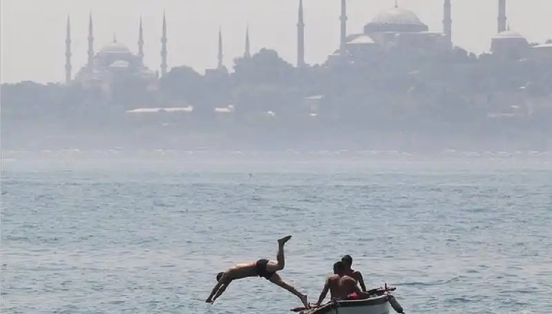 Türkiye'de Aşırı Sıcaklar Kapıda: 44 Derecelerine Hazırlanın