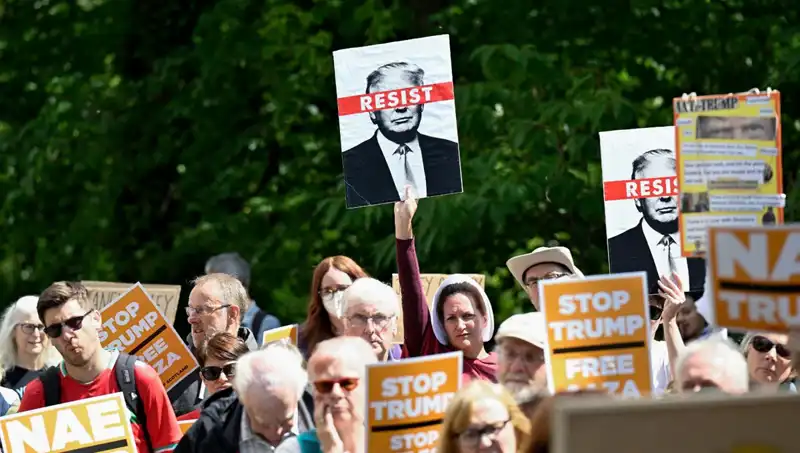 Trump İskoçya'da Golf Oynarken Protestocularla Yüz Yüze Geldi
